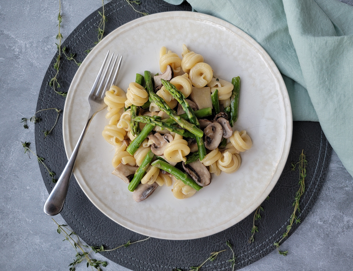 https://casualfoodist.com/wp-content/uploads/2021/04/Creamy-Pasta-with-Asparagus-and-Mushrooms-6.jpg