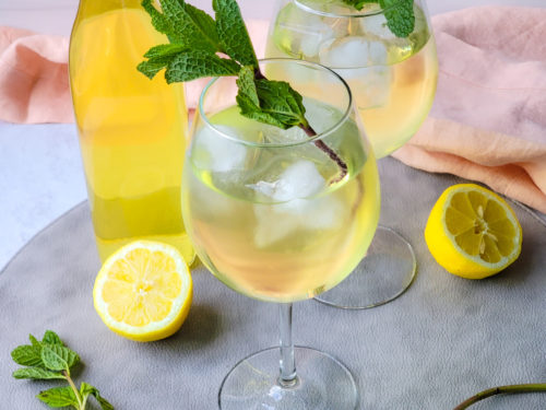 https://casualfoodist.com/wp-content/uploads/2021/05/Limoncello-Spritz-2-500x375.jpg