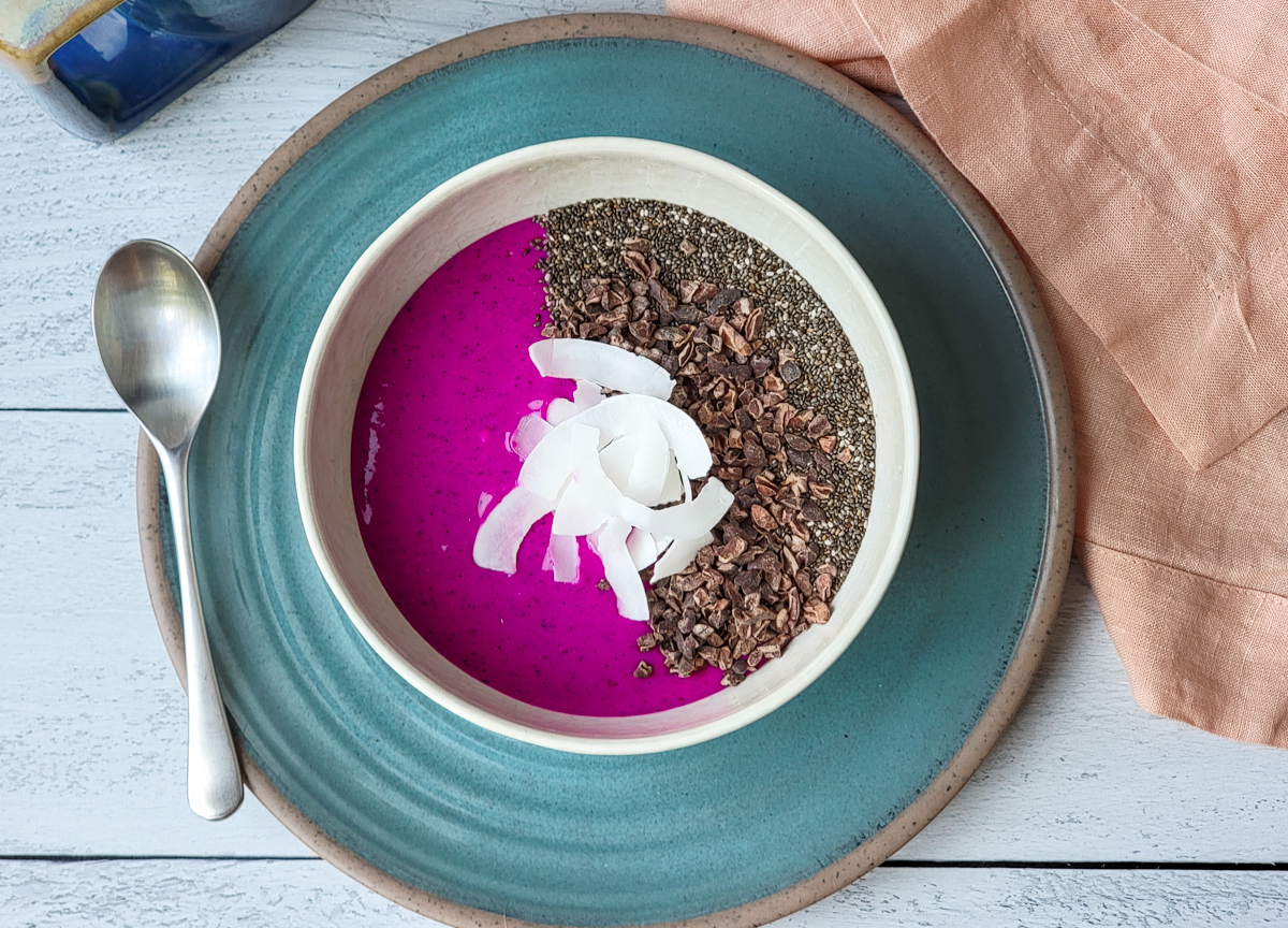 https://casualfoodist.com/wp-content/uploads/2021/08/Dragon-Fruit-Smoothie-Bowl-2.jpg